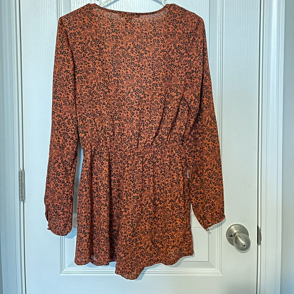 Forever 21 Long Sleeve Printed Romper. Size M - Picture 4 of 4